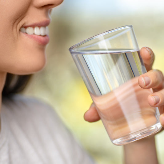水を飲むと肌の潤いも高まる?飲料水と肌の保湿の関係
